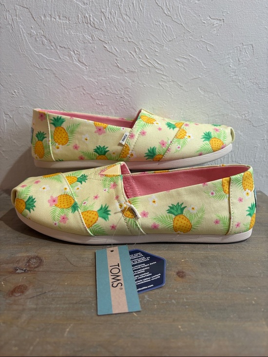 Toms Pineapple Print Slip-ons 8 8 (38.5) New | Mercari NWT Toms Pineapple Paradise Print Slip On Shoes Size 8.5